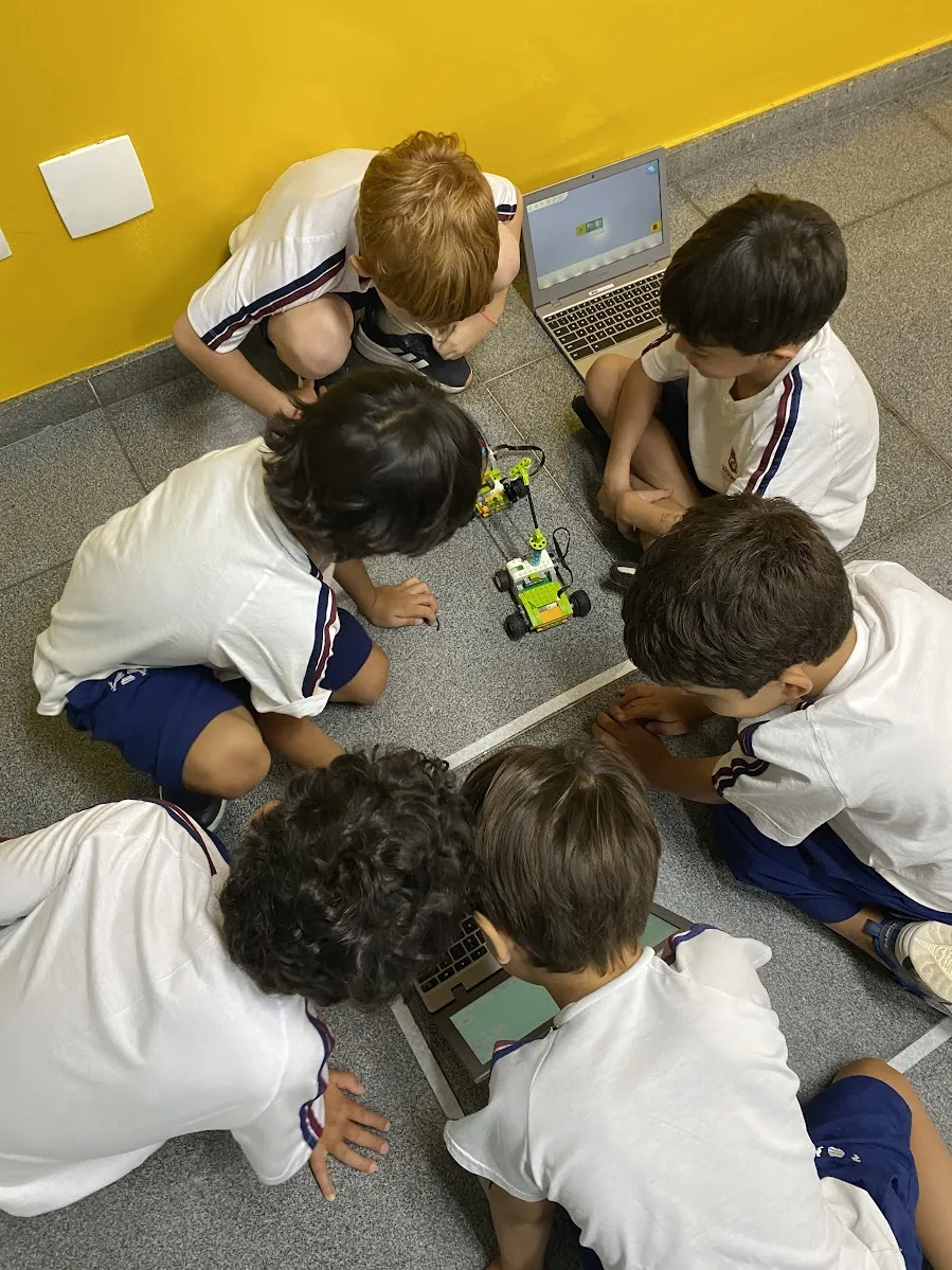Do LEGO à eletrônica: o que seu filho/filha está aprendendo nas aulas de robótica