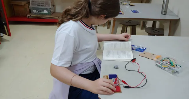 Recriando o código Morse com eletrônica: conectando tecnologia, história e literatura