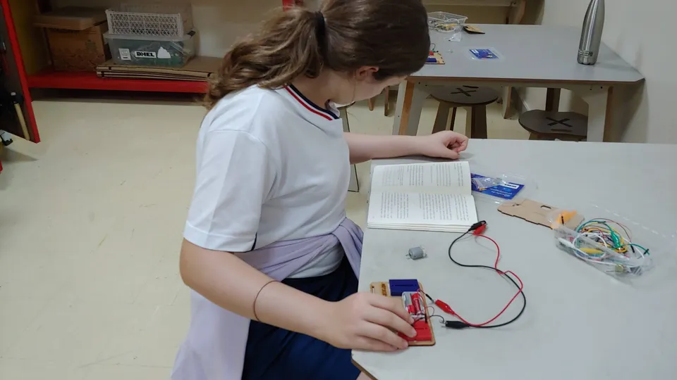 Recriando o código Morse com eletrônica: conectando tecnologia, história e literatura