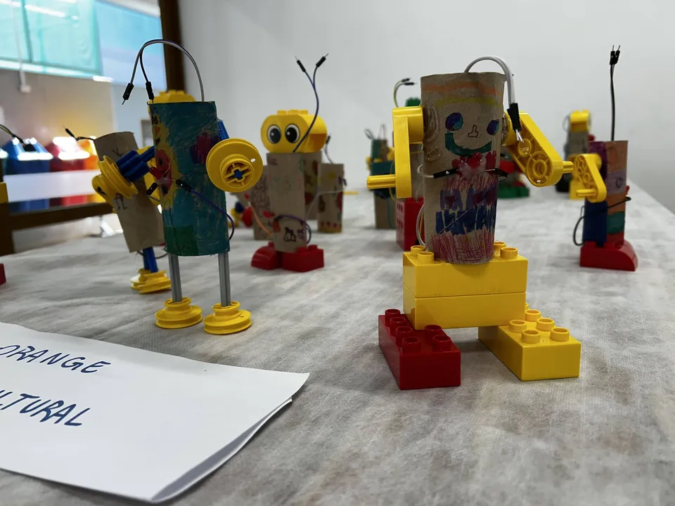 Robôs que giram, pulam e pensam: experimentações do DHEL Mini