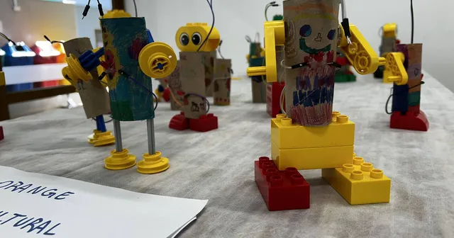 Robôs que giram, pulam e pensam: experimentações do DHEL Mini