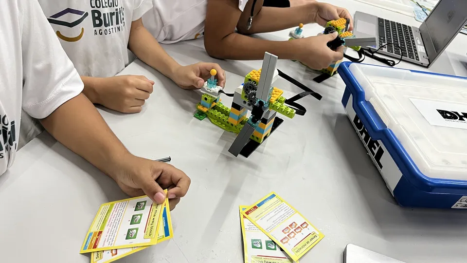 Quantos Conceitos São Necessários para Compreender um Robô?