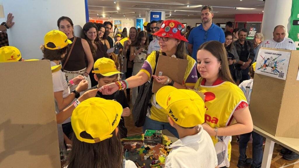 Crianças em oficina de férias da DHEL