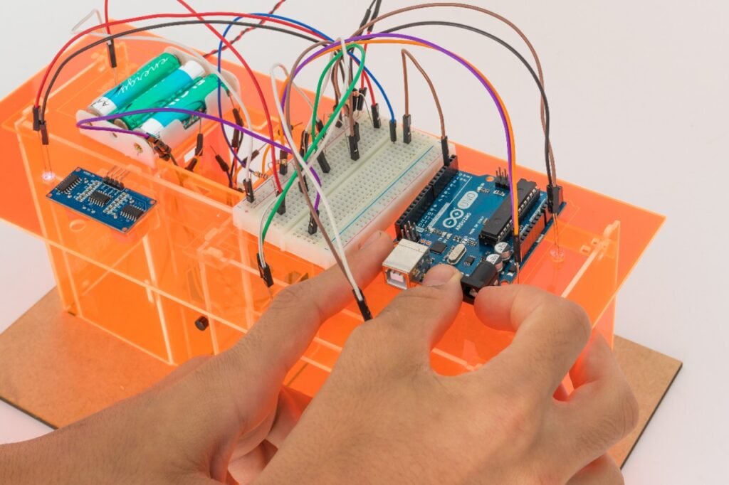 Projeto de eletrônica da DHEL com Arduino e protoboard sobre base cortada a laser