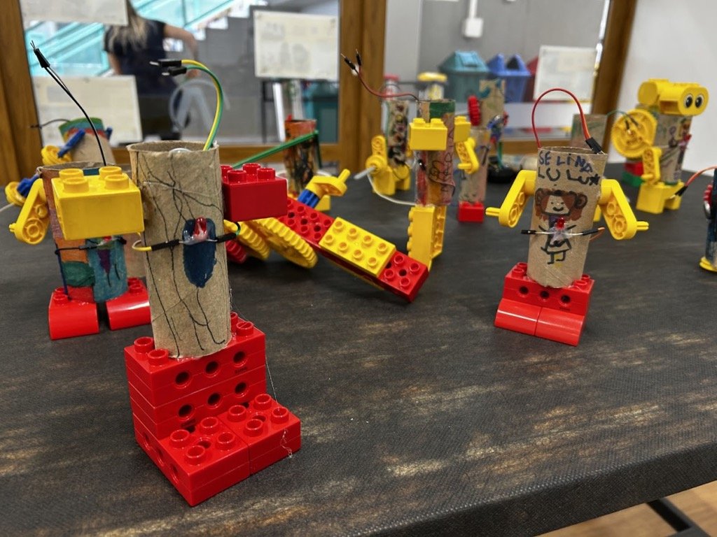 Robôs criados por crianças do MINI com LEGO DUPLO, papelão e eletrônica simples