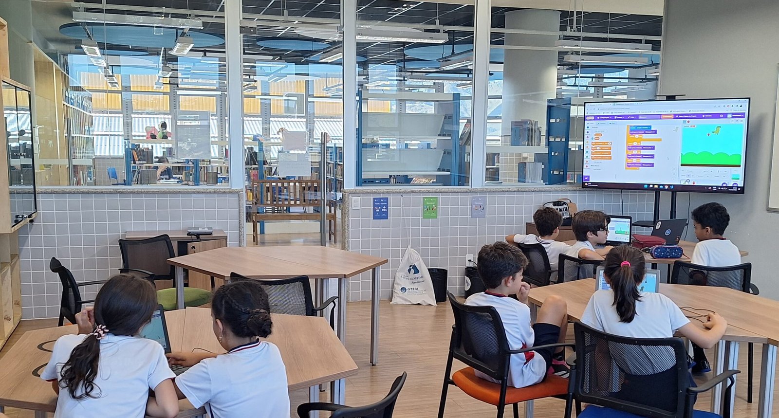 Turma da DHEL criando games e animações com Scratch