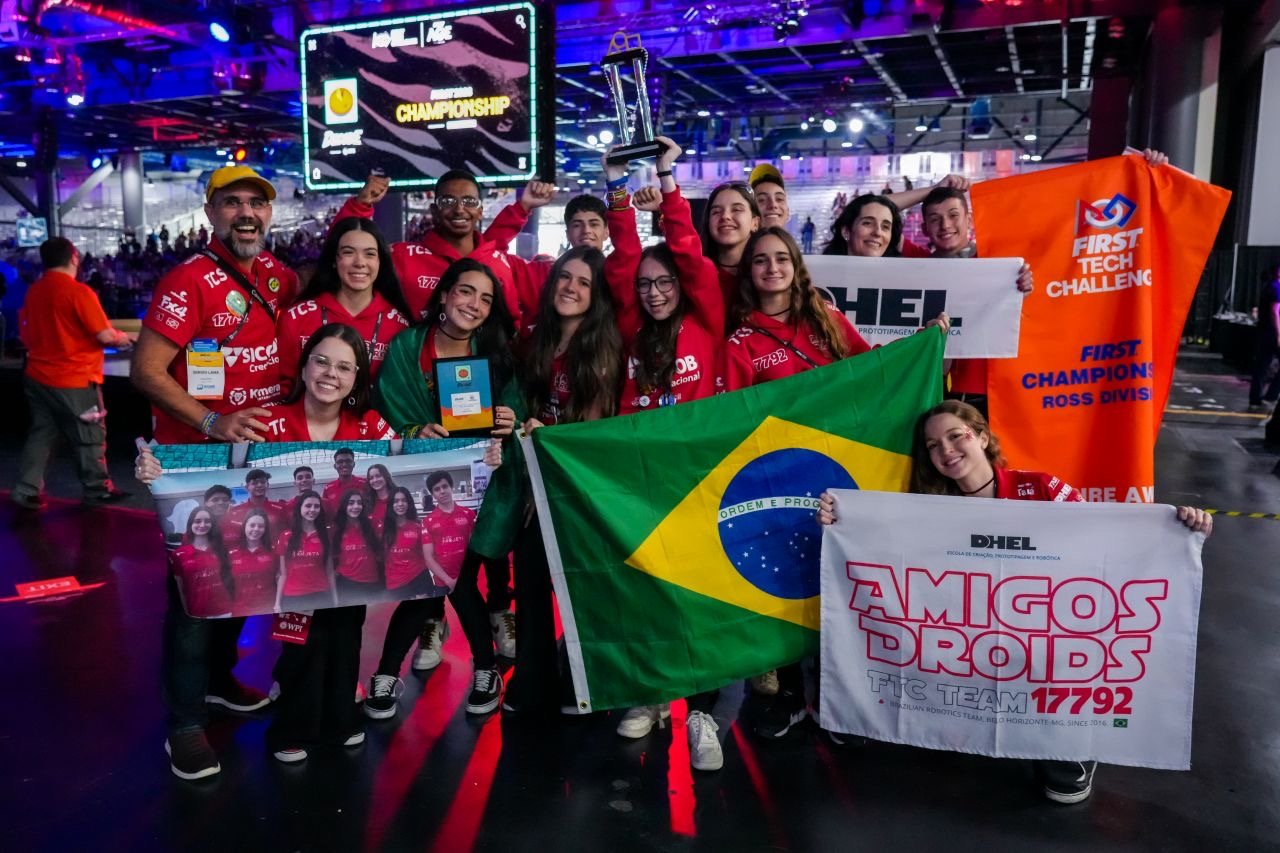 Equipe Amigos Droids, formada na DHEL, comemorando com o troféu e a bandeira do Brasil no FIRST Tech Challenge World Championship.