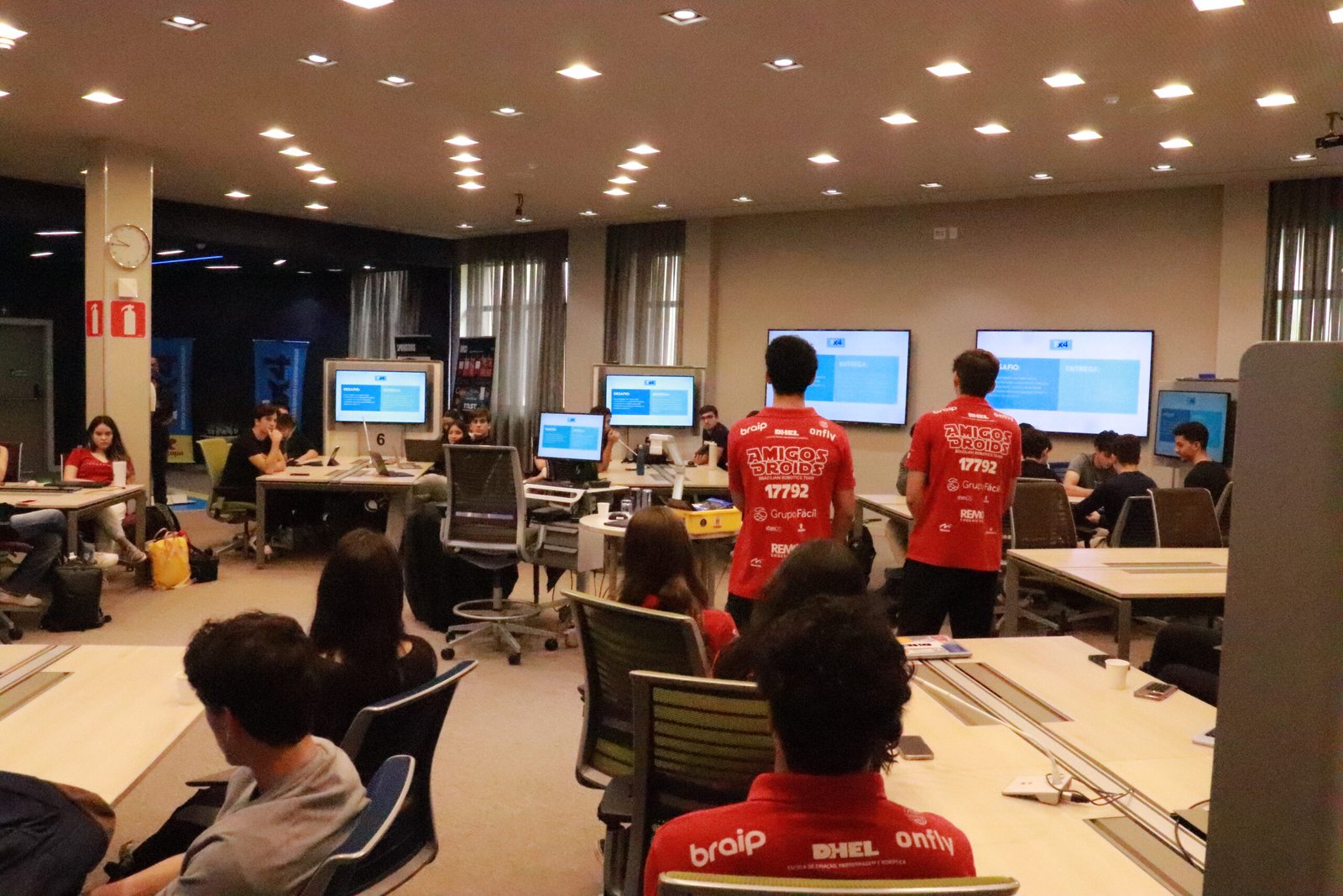 Estudantes em atividade prática de robótica na DHEL