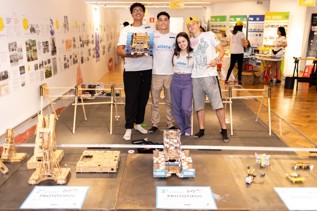 Jovens da DHEL apresentando protótipos de engenharia em equipe