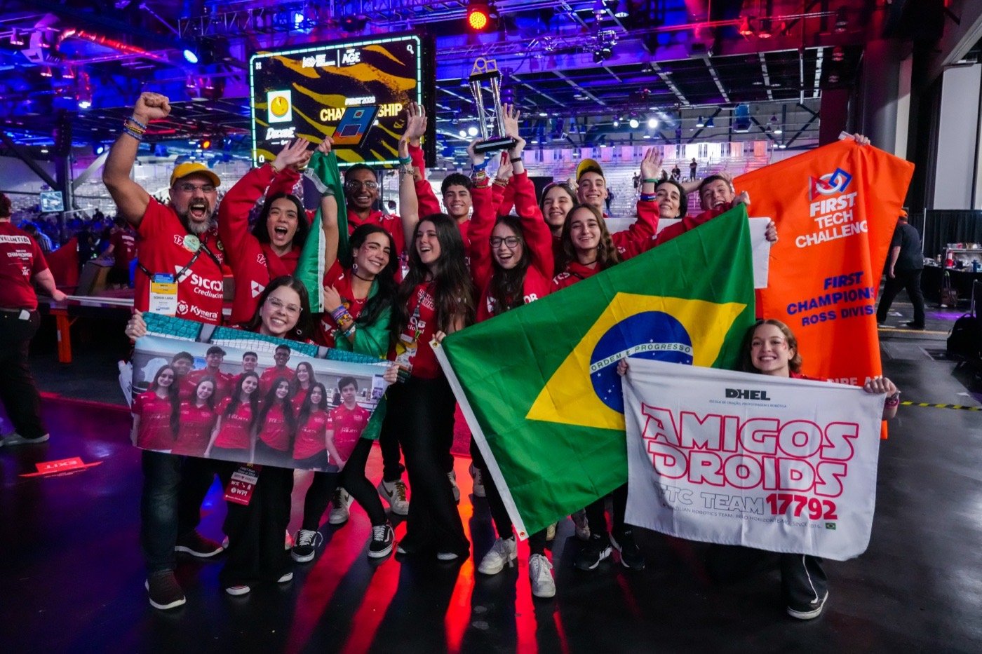 Equipe Amigos Droids comemorando com o troféu no FIRST Championship